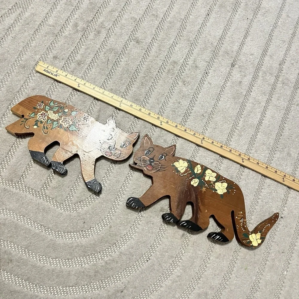 VTG 1991 Folk Art Hand Painted Wooden Calico Cat Signed Floral cottage Set Of 2